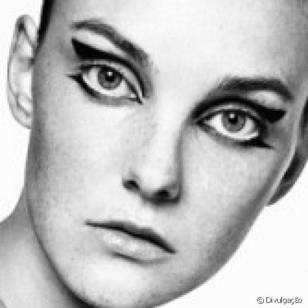 Carol Trentini aparece com os olhos delineados em diferentes estilos, incluindo o flipside, no editorial de beleza da revista Vogue Russia de março de 2015
